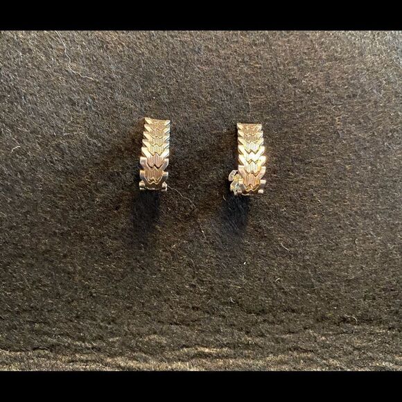Vintage 80s Silver and Gold Tone Herringbone Earrings - Picture 6 of 6